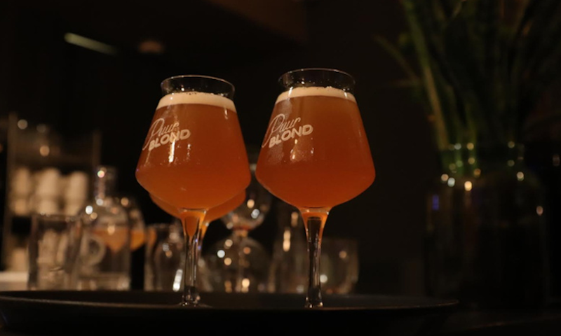 Twee glazen Puur Blond bier op de bar in de horeca